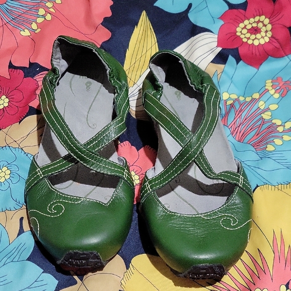 Ahnu Women's 6 Green Good Karma Flats - Picture 1 of 7